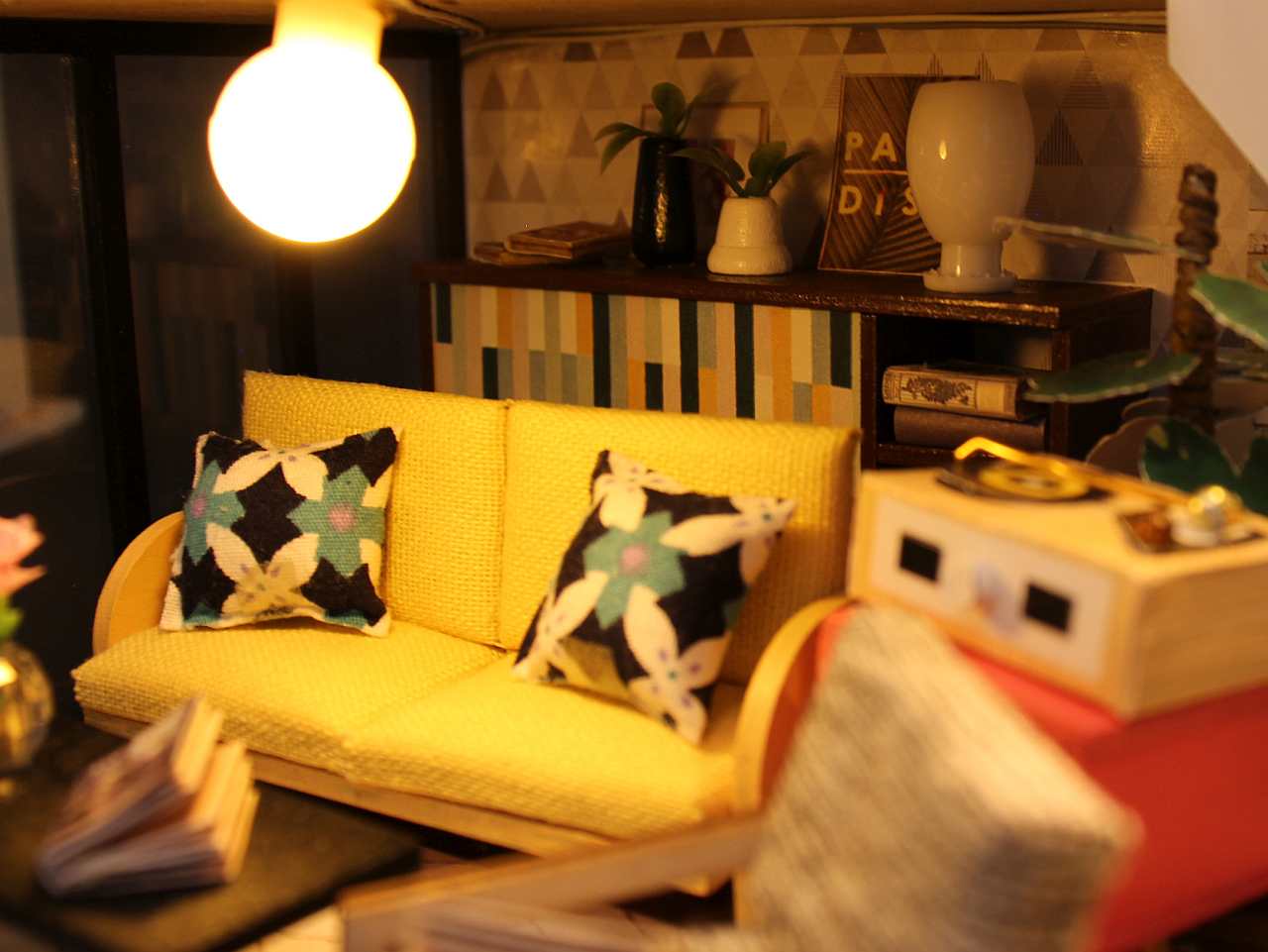 DIY M031 ’Cynthia's Holiday‘ Wooden Miniature Dollhouse w/ LED Lights and Dust Proof Cover Assemble Dollhouse